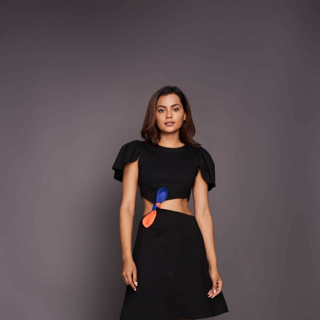 Dress with ruffles sleeves and a tie-up