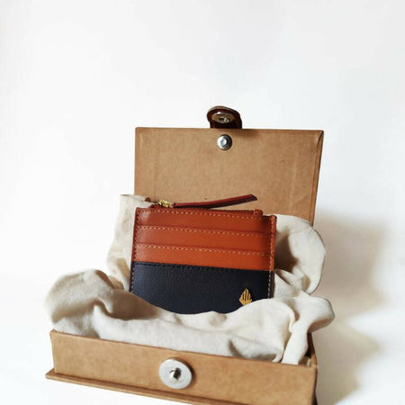 IRIS (Gingerbread & Black)