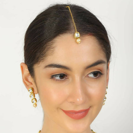 Handcrafted Kundan necklace with earrings & maang tikka
