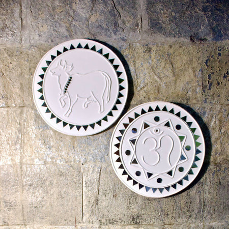 Kutch Lippan Mud Work Om symbol 10 inches Round Wall Plate -White